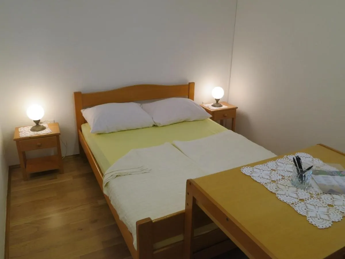 Apartments With A Parking Space Malinska, Krk - 19288 0*, مالينسكا